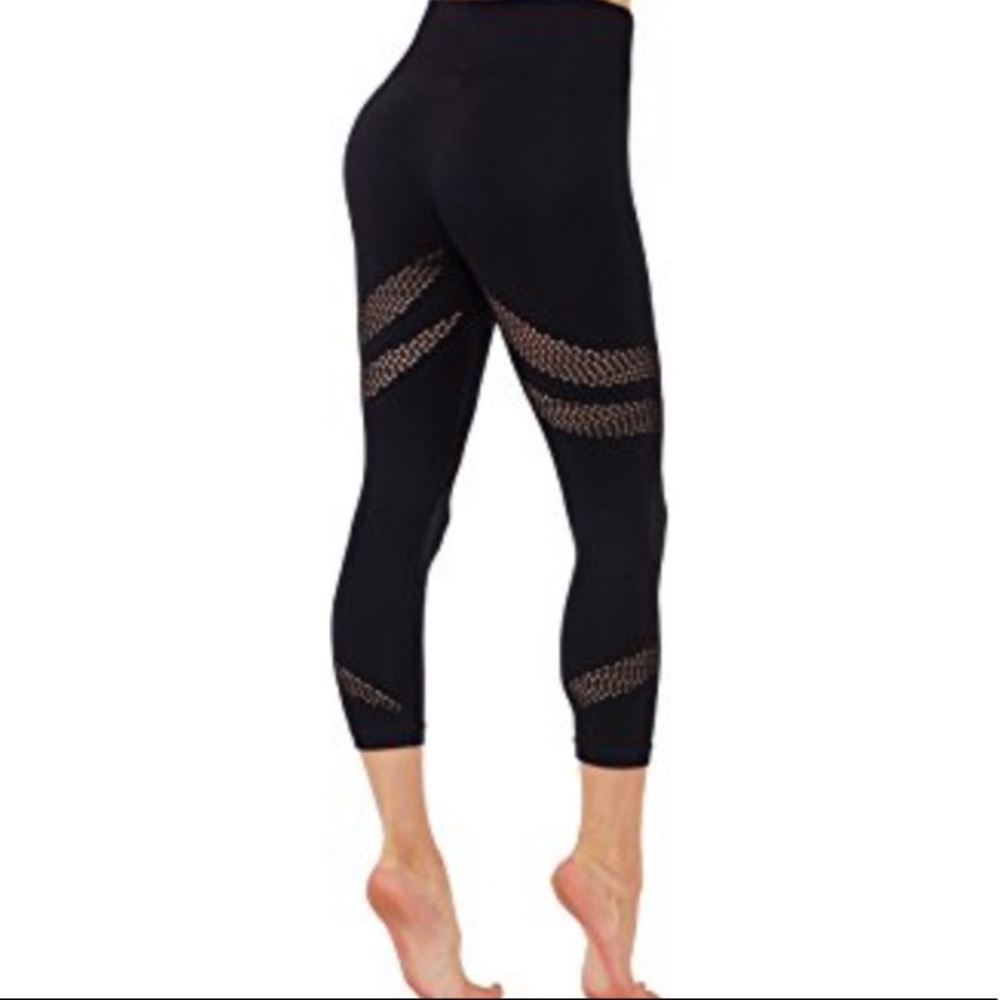 Cutout mesh active wear Capri leggings c25 - Picture 3 of 5